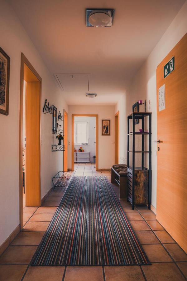 Coraline -koblach, 6-10 P, 3 Schlafzimmer, Kueche, Riesige Terrasse, Parkplatz, Wifi, Stellplatz Apartment Koblach